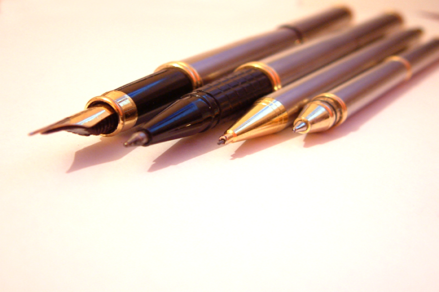 A set of pens with different nibs